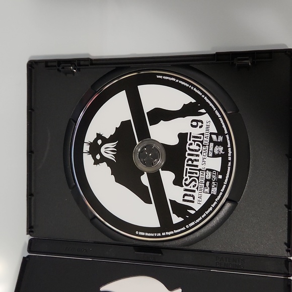 District 9 DVD - Picture 3 of 5